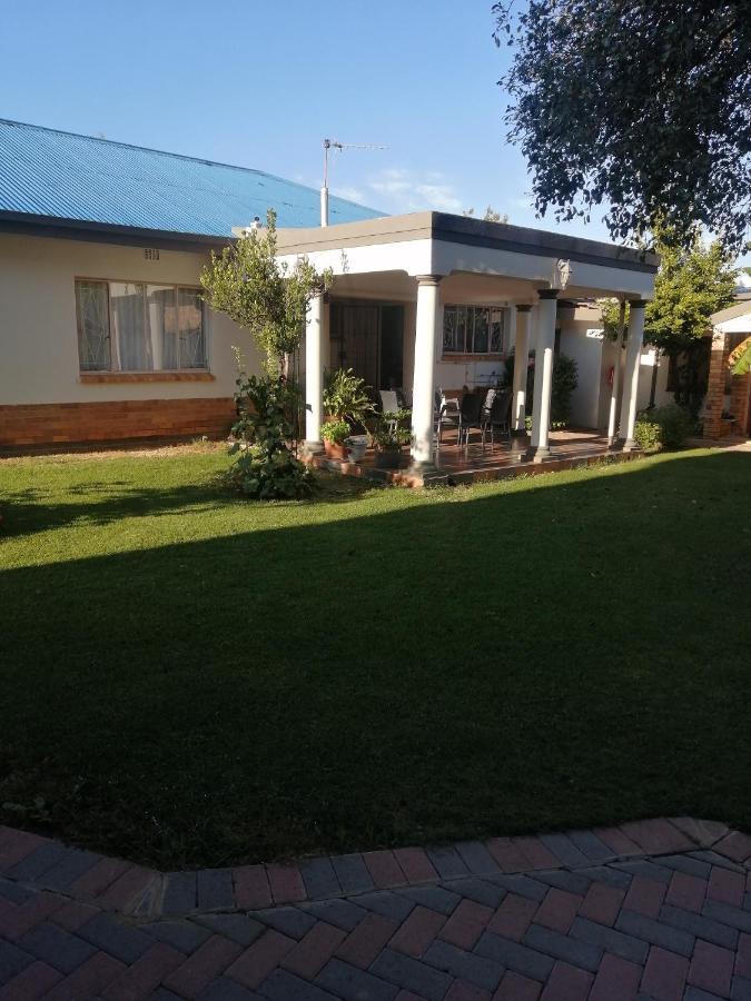 Lala Poa Guest House Клерксдорп Екстериор снимка