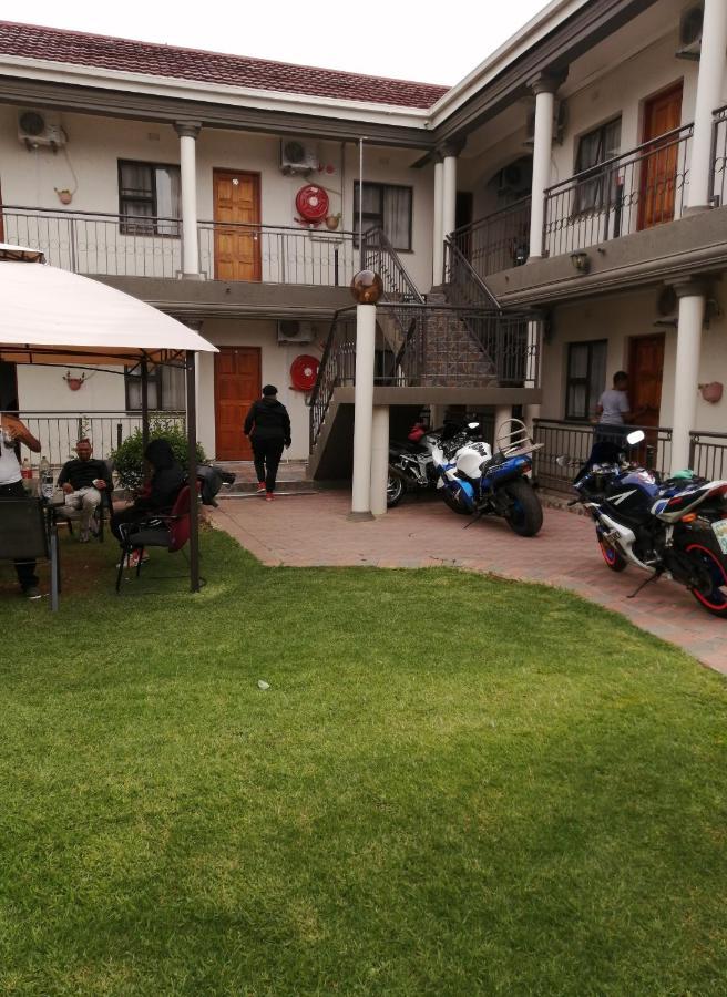 Lala Poa Guest House Клерксдорп Екстериор снимка